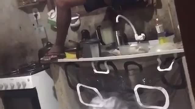 Homem se da mal na cozinha
