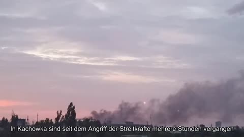 In Kachowka detoniert nach dem Streik der Streitkräfte mehrere Stunden lang das Lagerhaus