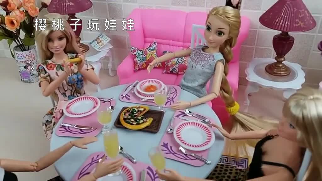 Barbie Story : Barbie Invites Her Friends Over For Dinner And Champagne