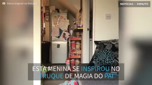 Menina tenta imitar o truque de magia do pai