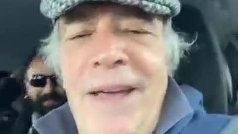 Enrico Montesano: "siamo in viaggio verso Trieste per portare la nostra solidarietà …"