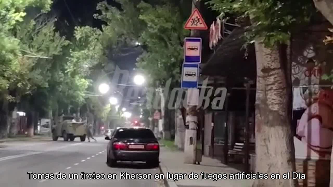 Imágenes de un tiroteo en Kherson en lugar de fuegos artificiales el Día de la Ciudad. La gente de
