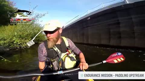 Difficult moments of a kayaker in front of the lock