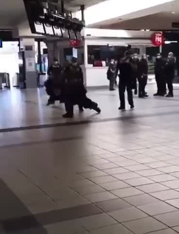 Police officer violently throws man to ground in Melbourne, Australia