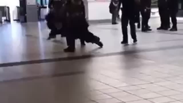 Police officer violently throws man to ground in Melbourne, Australia