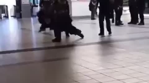 Police officer violently throws man to ground in Melbourne, Australia