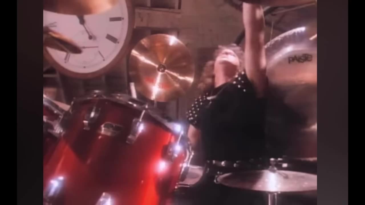 RATT - Round and Round (Official Music Video)