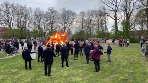 Jarmen: Der Umzug und kleines Konzert auf dem Platz am 30-04-2022