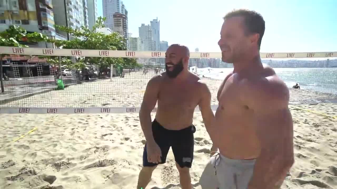 Reacao das pessoas quando um gigante entra na praia