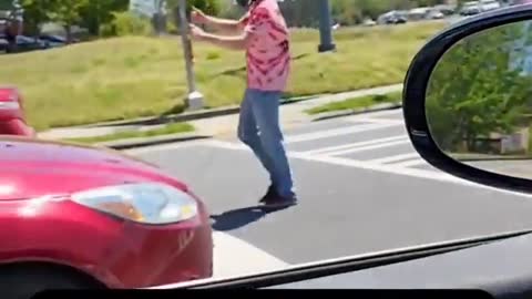 The traffic quarrel suddenly appears