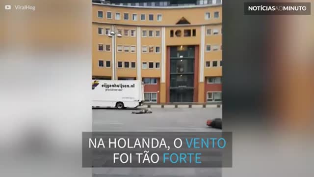 Ventos fortes derrubam pessoas no chão na Holanda