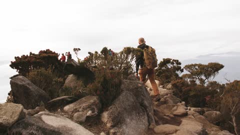 Climb the mountain to the top of the mountain to take a photo