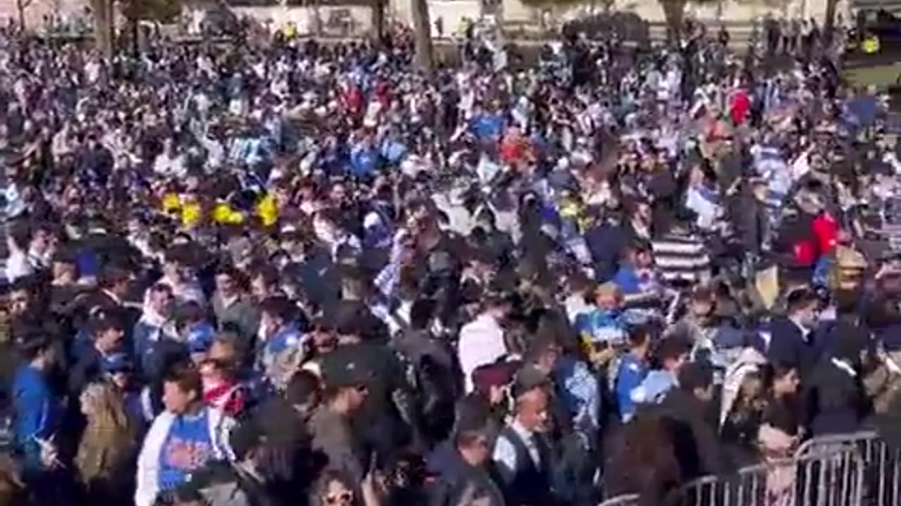 290,000 people attended a pro-Israel rally in Washington, DC.