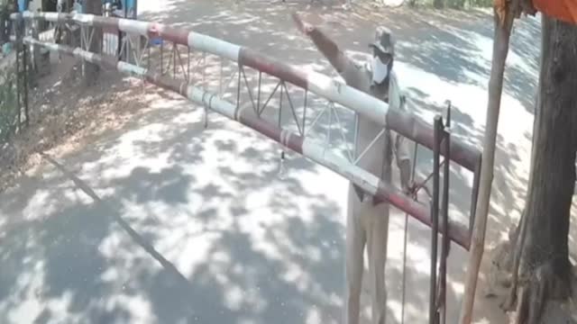 Homen não respeita cancela de segurança