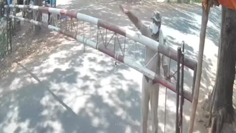 Homen não respeita cancela de segurança