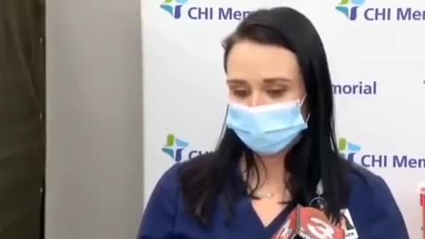 當這位護士正在台上自豪地說自己今天早上打了疫苗的時候，緊接下來的一幕就成了她人生的最後回憶。