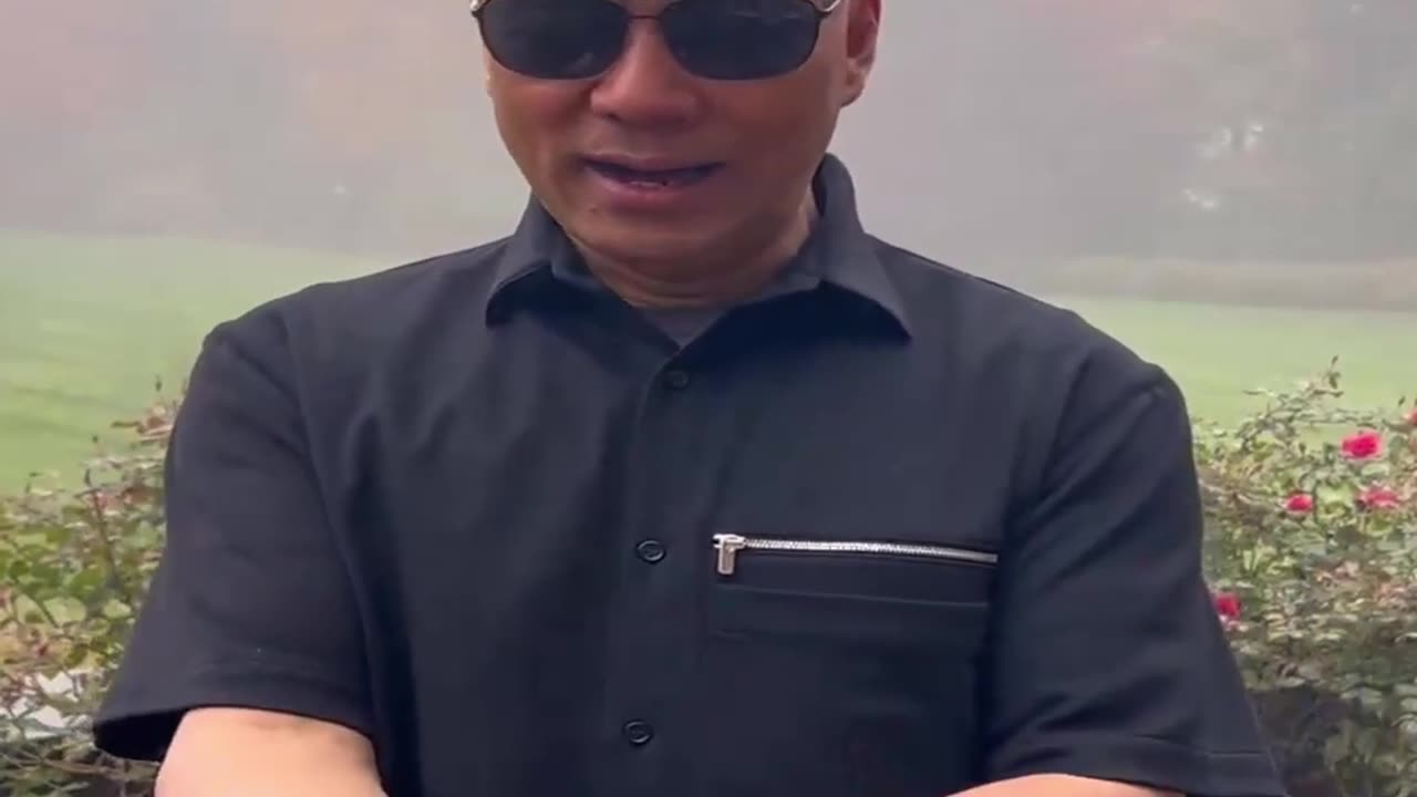 20221025文贵先生GETTR: #习家党 和共产党不同的地方: #更狠!习近平后面背景人民为江山变红色江山!