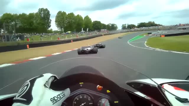 spectacular video aboard a f1 in the race