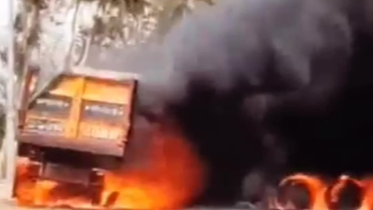 Head-on collision between 2 trucks. Burnt alive driver.