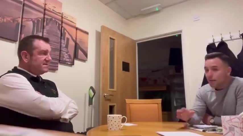 מנהל הלוויה ג'ון או'לוני מציג את האמת וחושף עובדות על נפטרים מהחיסונים