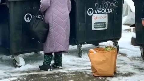 She was looking for food in the bin so he did this! 🥺