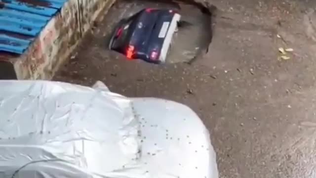Car goes down to the earth 😳😳😲