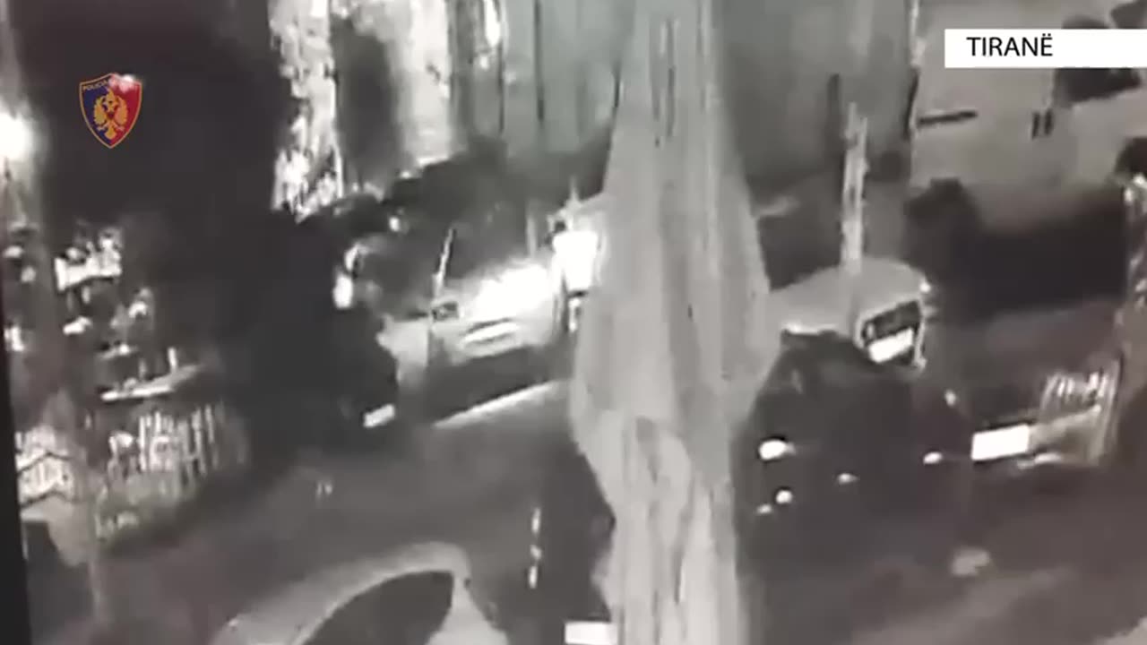 Zbardhet djegia e makinës në Unazën e Re, momenti me video teksa dy të rinjtë i vunë zjarrin mjetit