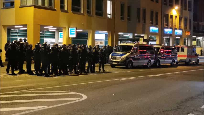 Bautzen, Kornmarkt, 20 12 2021 - 48. Kundgebung, Teil III von III, Polizei in BZ, Autokorso aus DD