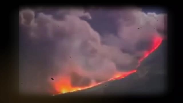 #prayforsemeru the most gripping moment..! when Mount Semeru spews hot lava!