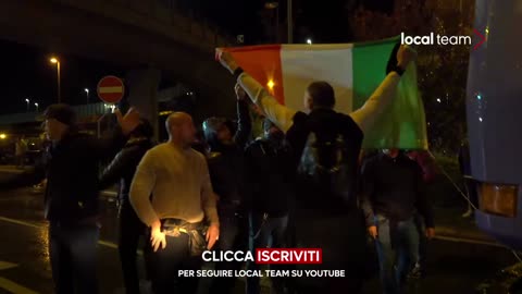 Idranti, manganellate e lacrimogeni contro cittadini inermi - Trieste (18.10.2021)