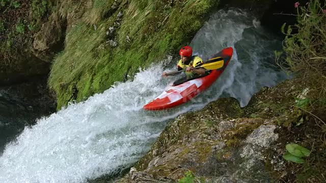 Bir Şelale Bırakarak Ve Dalış Dalma Havuzu Slo Mo Whitewater
