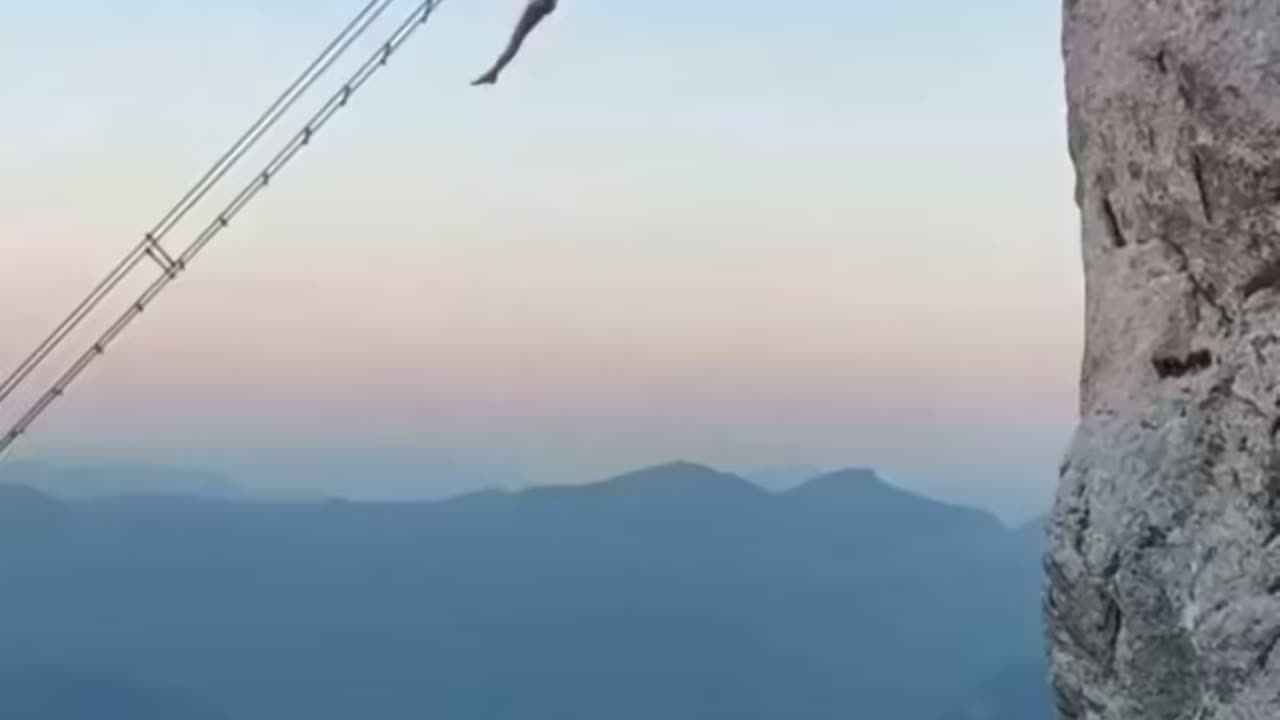 👍🏻AMAZING SCENE GIRL HANGING IN THE AIR