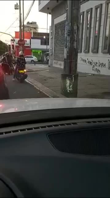 Vigilante ciudadano denuncia motos circulando por andén en Bucaramanga 1
