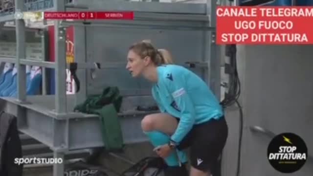 Ook scheidsrechters vallen net zo makkelijk om, hartproblemen. Tuurlijk ;-)