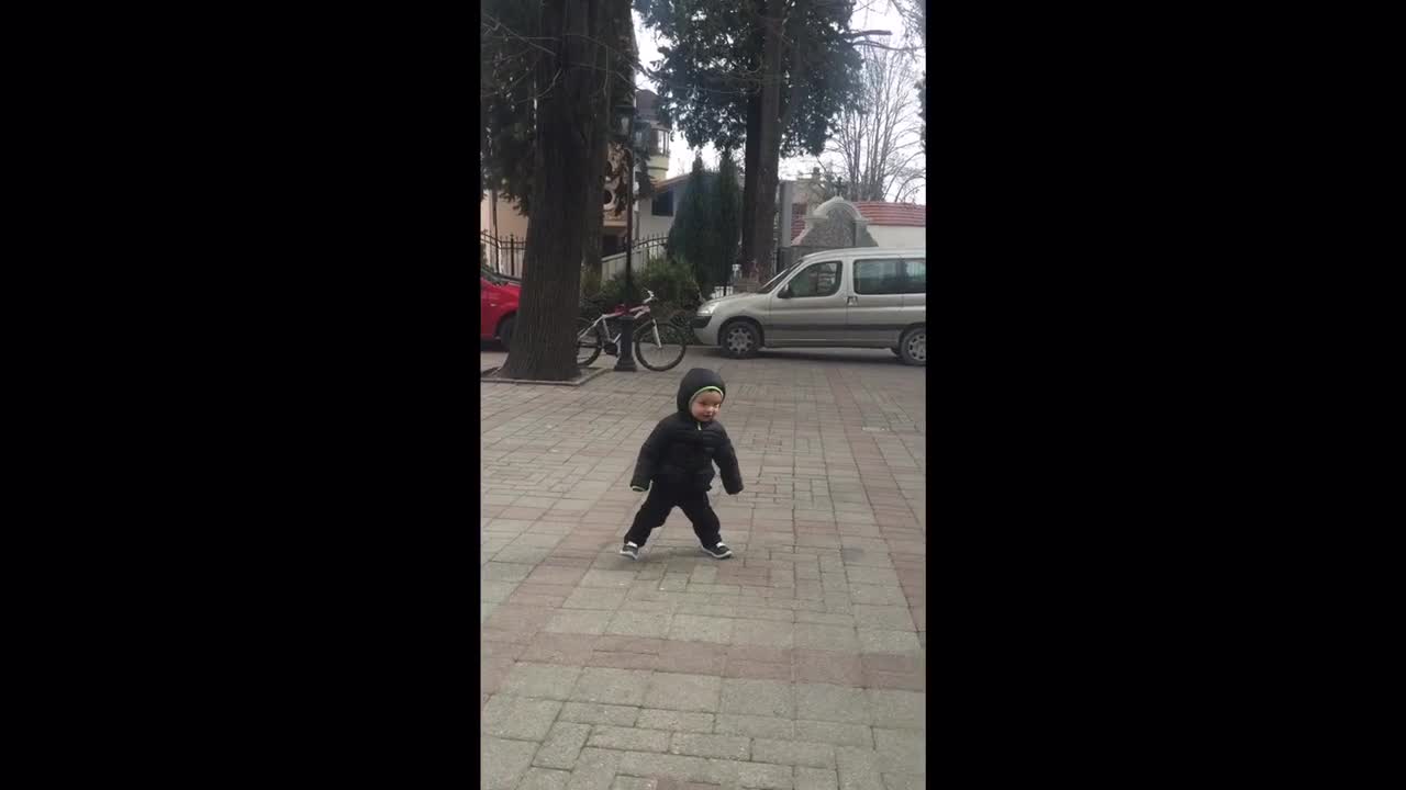 Compilado de los adorables movimientos de baile de un nene te alegrará el día