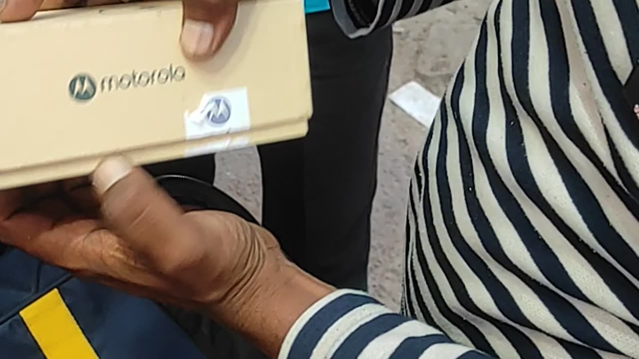 Motorola edge 40 unboxing by delivery boy #motorola #flipkart