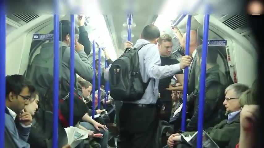 Social experiment :Man gropes woman on Tube