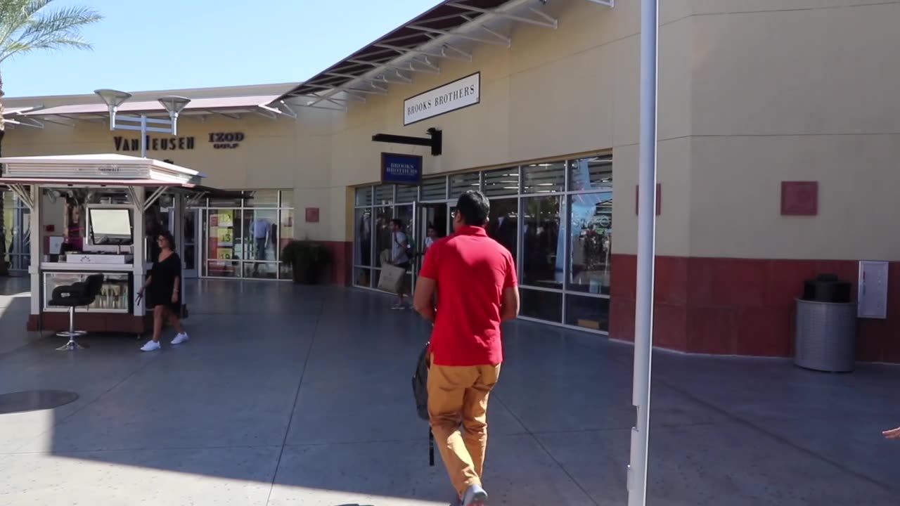 A walk trough the Las Vegas premium outlets.