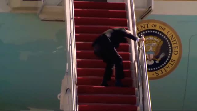 Watch Biden fall down the stairs 😲😱