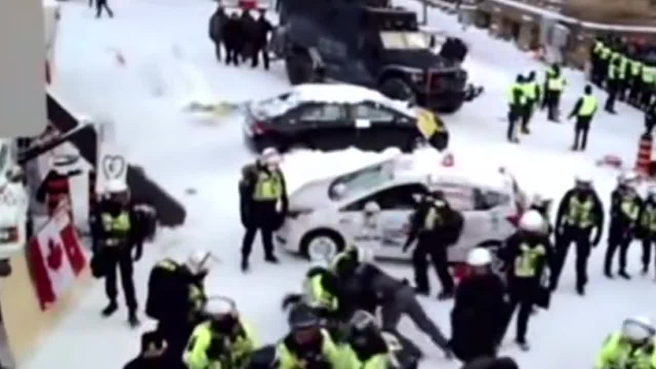 Police Brutality in Ottawa at Truckers convoy breakup