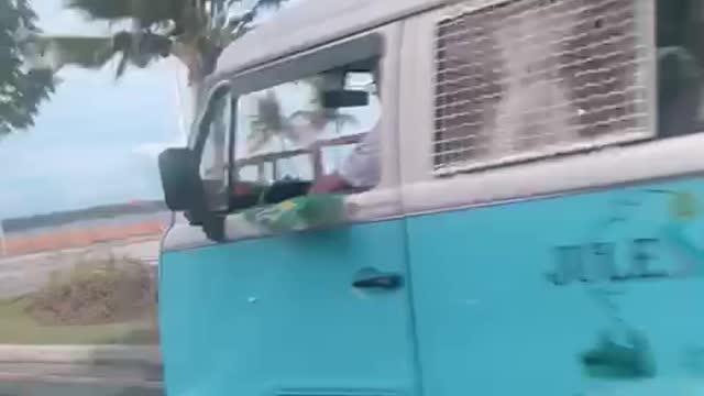 Carreata em Vitória-ES. Não sei quem me flagrou, mas somos a kombi de trás!