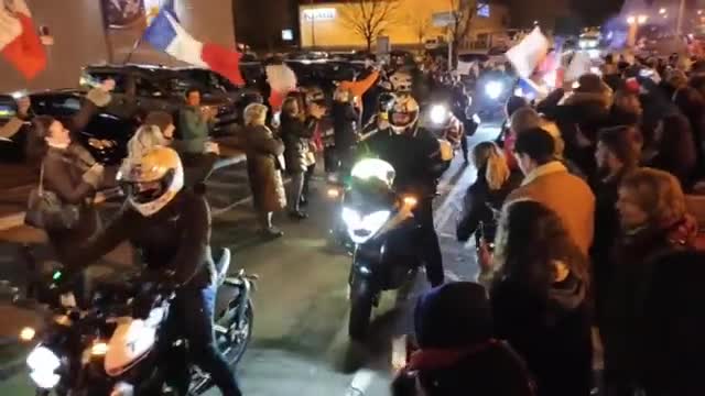 Enorme ambiance ce soir à Lyon pour accueillir le convoi de la liberté