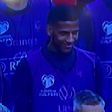 Zagueiro da França ri durante minuto de silêncio em homenagem às vítimas de atentado terrorista