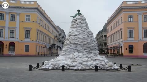 Fearing Russian shelling, Ukrainians try to shield their heritage