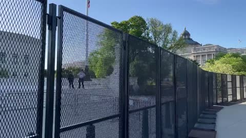 Fence erected overnight around U.S. Supreme Court building