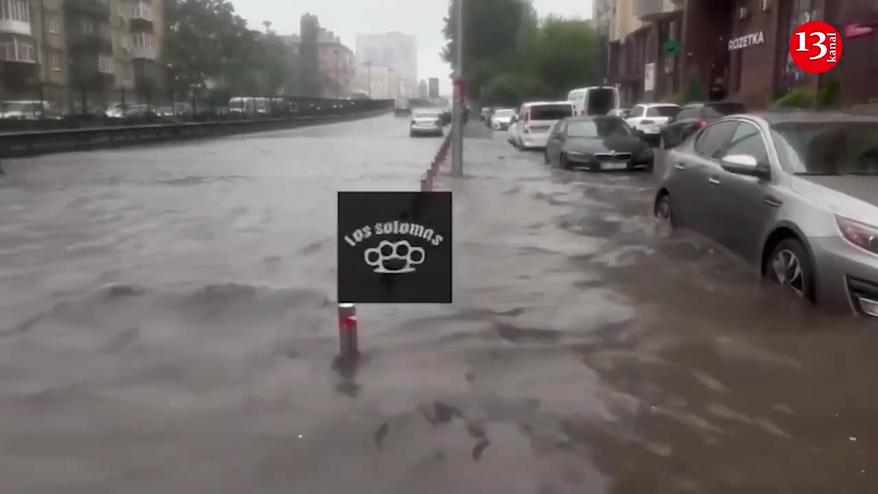 Kyiv was flooded with heavy rain, part of the streets were under water