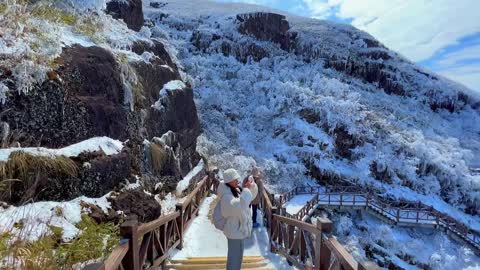 snow mountain scenery