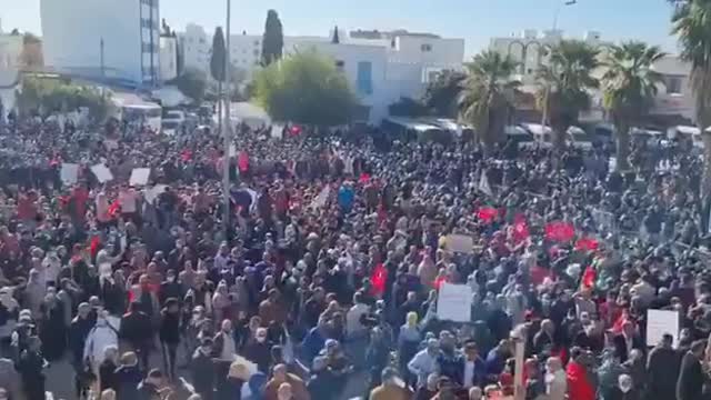 Tunisia: Tense scenes as thousands of protesters rally in Tunis