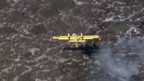 Incredible low flying fire fighter pilot battling California wildfire
