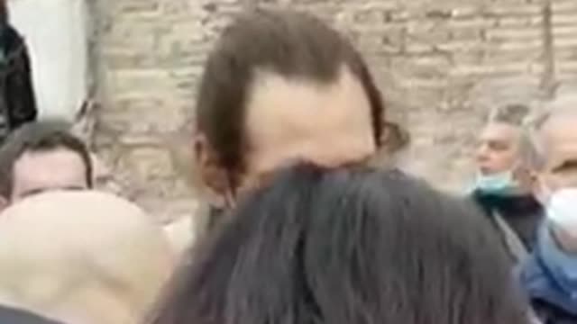 Un infermiere si presenta ad una manifestazione e parla